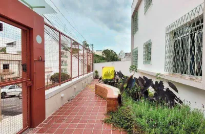 Apto térreo, todo reformado, com 2 quartos (suíte com closet, área externa e garagem no alto dos passos