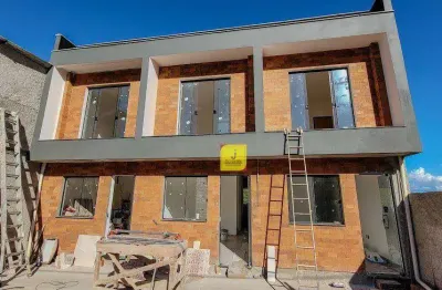 Casa com 2 quartos, 2 banheiros, quintal e garagem no parque independência