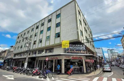 Oportunidade! apartamento de 2 quartos, no coração do centro de juiz de fora, rua são sebastião, próximo ao shopping santa cruz - por apenas 190 mil.