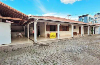 Casa linear com 3 suítes e espaço gourmet, em terreno de 500m² no marilândia