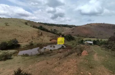 Sítio com muita água, e com 9,5 alqueires (44.000m²- 44 hects)-  casa antiga de 3 quartos e curral, ambos precisando de reformas- estrada de torreões.