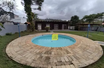 Casa com 3 quartos (sendo um, suíte), piscina com área gourmet com churrasqueira e fogão à lenha, em um terreno plano de 1.025m² - no jardim da serra.