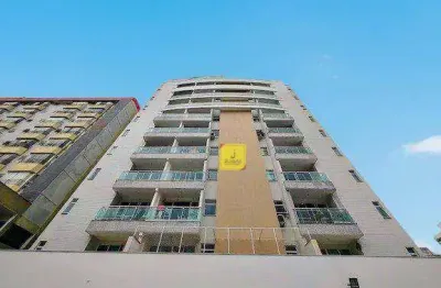 Apto com 2 quartos (suíte), varanda, 2 vagas, elevador e portaria 24h no centro