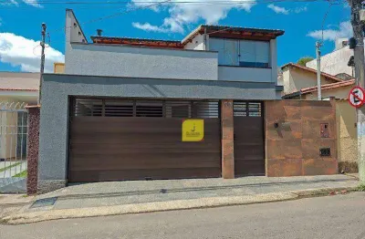 Casa com 4 quartos (suíte), espaço gourmet, quintal e 3 vagas no são pedro