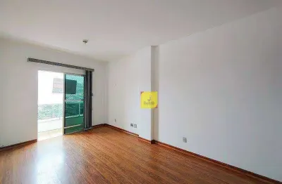 Amplo apto com 2 quartos (suíte), varanda, e garagem - a 600m da ufjf