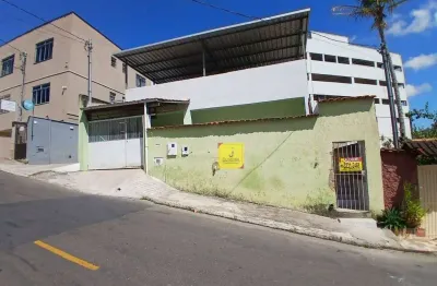 Casa de fundos com 1 dormitório para alugar, 45 m² por R$ 900/mês - São Pedro - Juiz de Fora/MG
