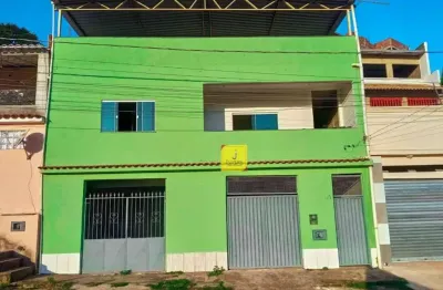 Casa de 2 quartos e 2 vagas de garagem, com quintal no bairro santa cruz.