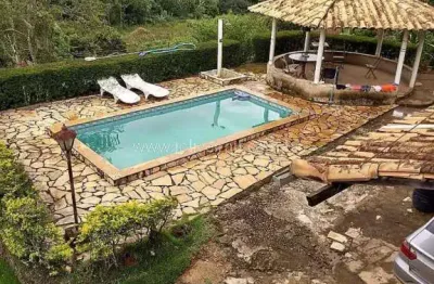 Excelente granja com casa de 5 quartos, piscina, luz da cemig, várias garagens, e terreno de 3.600m², no ribeirão do carmo.