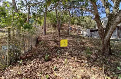 Excelente granja (só terreno), bem pertinho da portaria, com 1.240m², no condomínio rural fazendinhas de valadares.