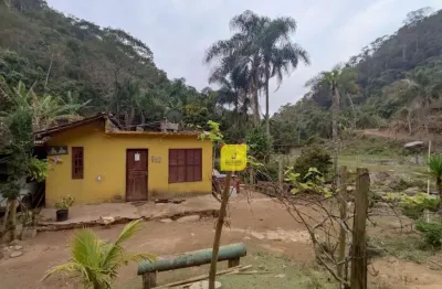 Baixou de preço, agora 350 mil - sítio c/ 9,4 hectares em monte verde, c/ 2 casas simples, 2 açudes, riacho, energia cemig, muita água, e mata virgem.