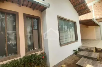 Linda residência localizada em bairro nobre, com excelente estrutura e espaços amplos: