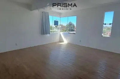 Sala comercial com recepção, sala de espera, banheiro pne, 2 pavimentos