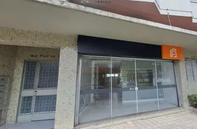 Loja térrea com vitrine, 3 salas, recepção, copa e 2 banheiros