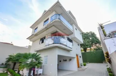Excelente sobrado quadriplex à venda, alto padrão, localizado no guaíra.