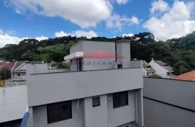 Sobrado de alto padrão em condomínio no Uberaba, Curitiba-PR: 3 quartos, 1 suíte, 4 banheiros, 2 vagas - 141,59m².