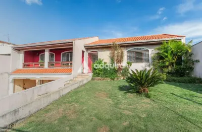 Casa com piscina e amplo terreno à venda, 495m² de terreno e  257,22m² de área construída,  bem loc