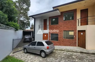 Sobrado em pequeno condomínio fechado à venda, com 2 quartos, 2 banheiros e 3 vagas de garagem. 31