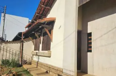 Casa com lote inteiro e saída para duas ruas no santa maria – timóteo