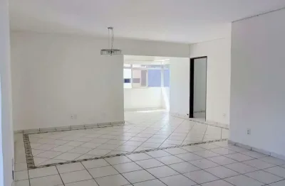 Apartamento com 03 quartos, 120 m² e a poucos metros da praia.