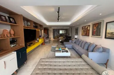 Apartamento reformado com 175m², 4 quartos e a 200 metros da praia apróximadamente.