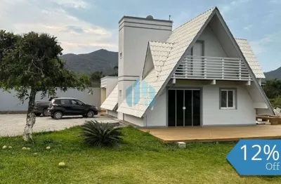 Linda casa em amplo pátio, a 2 km da praia da barra e 5 km do centro de garopaba!