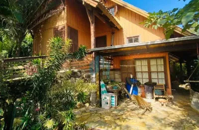 Duas lindas casas rústicas, em amplo terreno, na praia do rosa, com uma vista incrível!