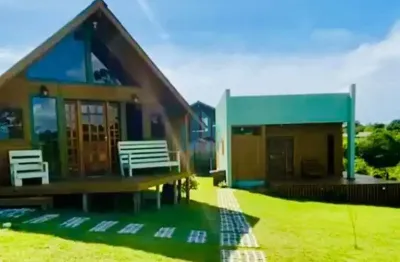 Condomínio com 4 casas na praia do rosa, próximo a todo comércio!