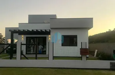 Bela casa localizada no bairro ressacada, em garopaba!