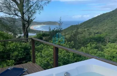 Linda casa com vista perene p/ mar, na praia do silveira, em garopaba!