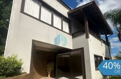 Bela casa localizada no loteamento jardim panorâmico, no centro de garopaba!