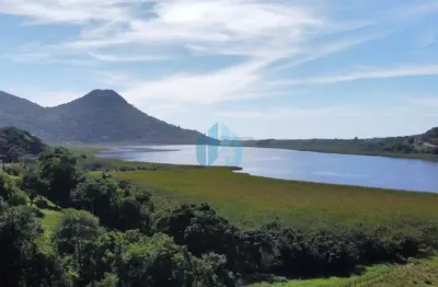 Área de terras com vista p/ lagoa, localizada no bairro costa de macacu, em garopaba!