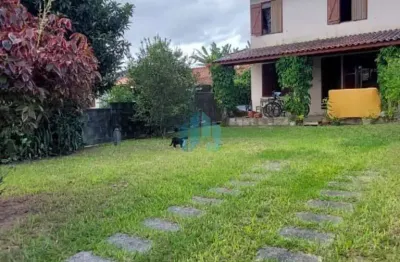 Casa em amplo pátio localizada no bairro ambrósio, em garopaba!