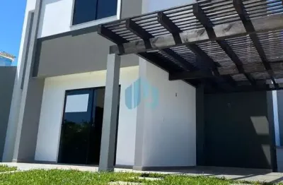 Bela casa nova localizada no loteamendo pedra branca, a poucos minutos do centro de garopaba!