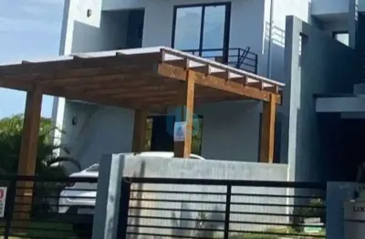 Bela casa localizada no bairro pinguirito, ao lado do centro de garopaba!