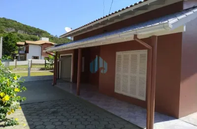 Casa a 800 m da praia central, no loteamento panorâmico, centro de garopaba!