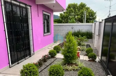 Casa localizada no centro de paulo lopes, próxima à br - 101