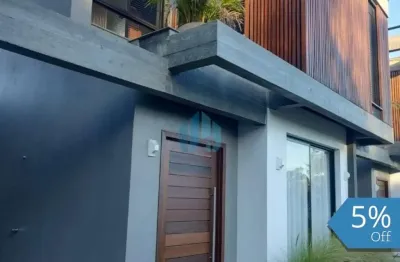 Belo sobrado de alto padrão, localizado no loteamento panorâmico, no centro de garopaba!