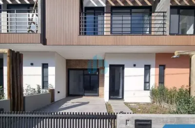 Belos sobrados localizados no bairro pinguirito, em garopaba, ficando a 1,4 km da praia central!