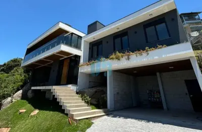 Linda casa de alto padrão, com vista p/ mar e dunas, a poucos minutos das praias central e siriú e do centro de garopaba!