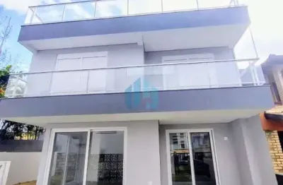 Bela casa de alto padrão, a 50 m do mar, com vista panorâmica, localizada no loteamento morrinhos, em garopaba!