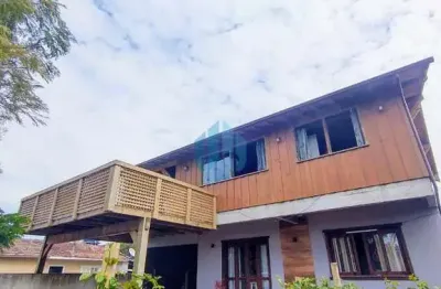 Casa na praia do rosa, próxima de todo o comércio, da surfland e praias da região, em garopaba!