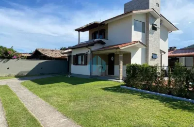 Bela casa nova em garopaba, próxima da praia da barra e poucos minutos do centro da cidade!