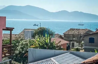 Casa no centro histórico, a apenas 200 m da praia central de garopaba!