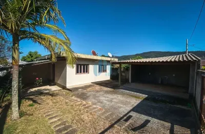 Casa localizada no bairro ambrósio, em garopaba, a 5 minutos do centro e praias da região!