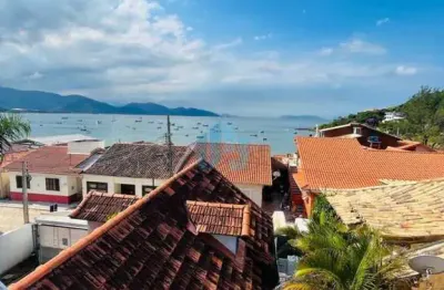 Bela casa no centro de garopaba, a poucos metros da praia central, terraço com vista p/ mar e igreja matriz!
