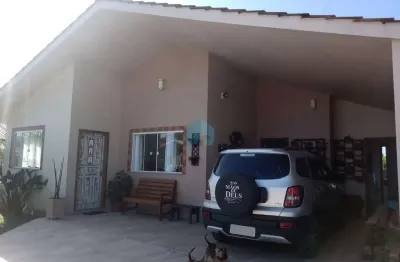 Bela casa localizada no bairro palhocinha, em garopaba, a 3,5 km do centro da cidade!