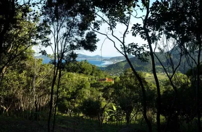 Amplo terreno localizado na praia do siriú, em garopaba, com linda vista p/ mar.