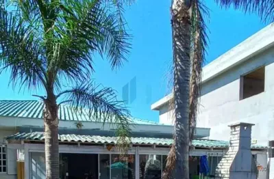 Casa localizada no centro de garopaba, próxima de todo o comércio e praia central.