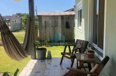 Linda casa a poucos minutos do centro de garopaba, loteamento pedra branca.
