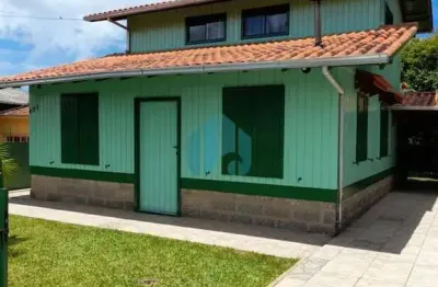 Casa localizada no bairro ambrósio, em garopaba, próxima ao centro da cidade!